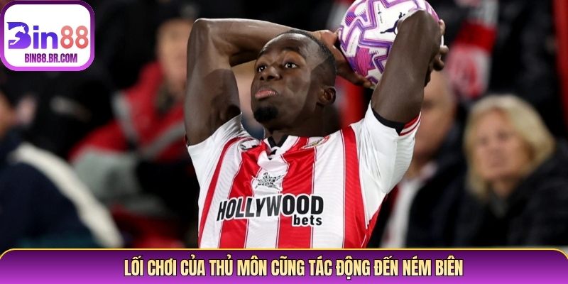 Lối chơi của thủ môn và chất lượng sân cỏ cũng tác động đến ném biên